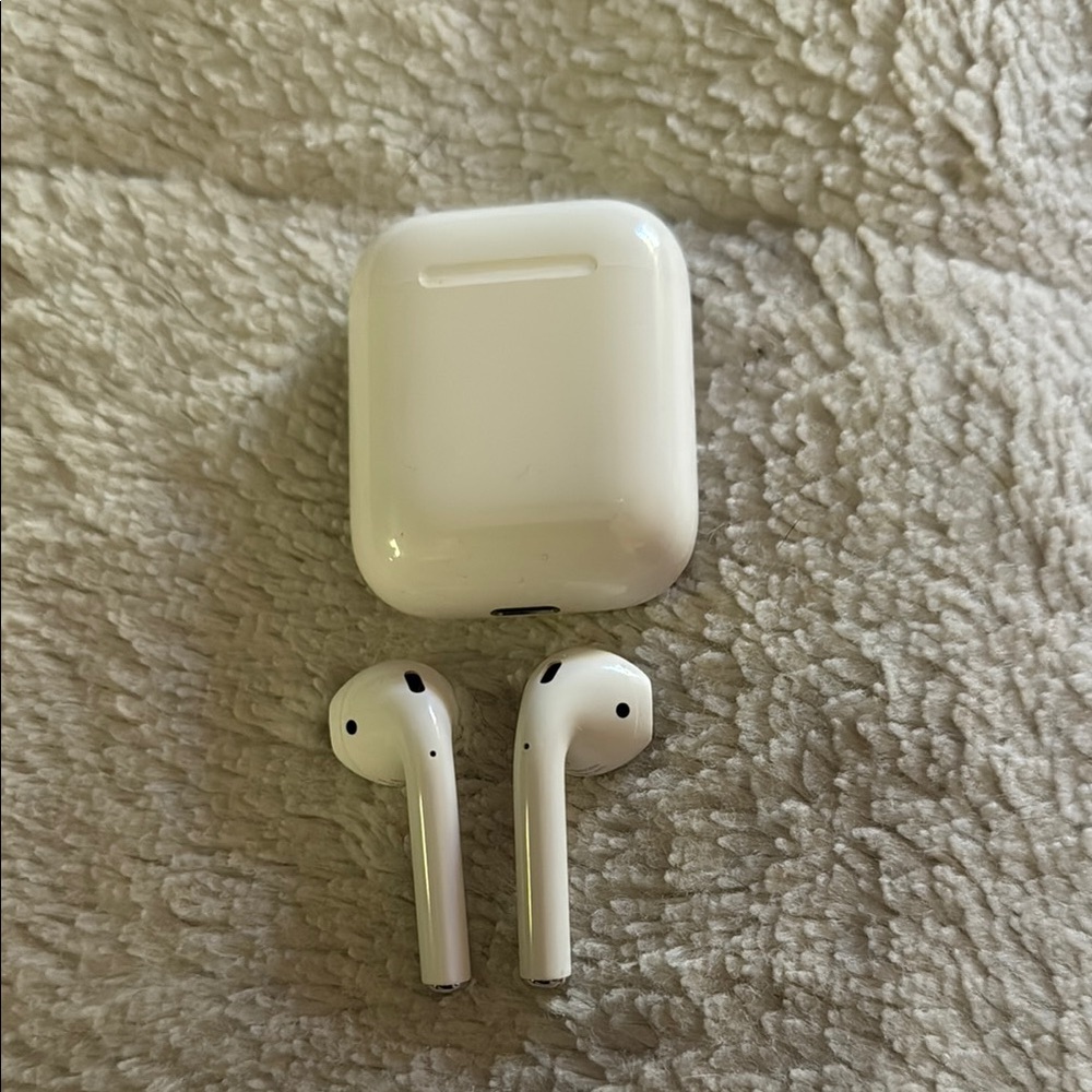 Apple White AirPods Wireless Earbuds with Charging Case